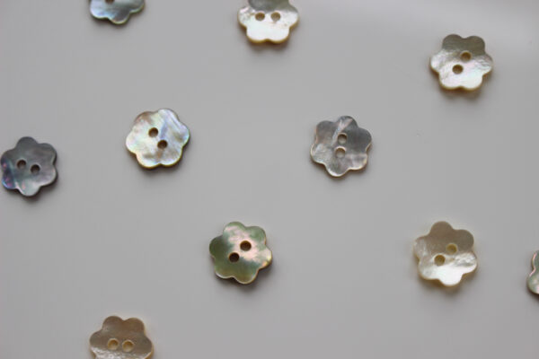 Shell Flower Button 11 mm