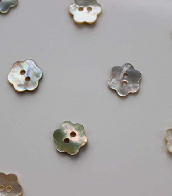 Shell Flower Button 11 mm