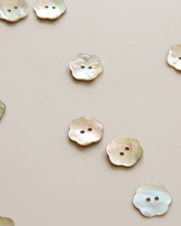 Shell Flower Button 20mm